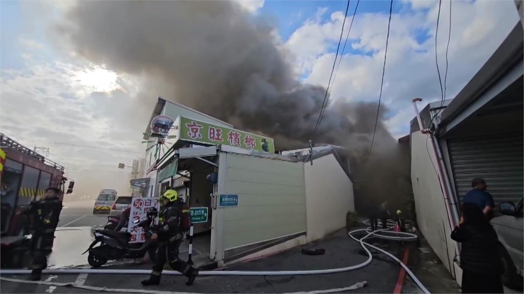 花蓮市區驚傳火警 鐵皮加蓋平房起火、延燒相連民宅