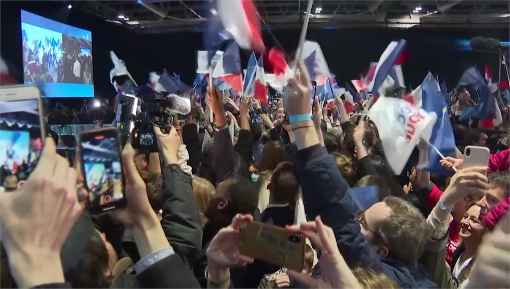 法國總統大選首輪，由馬克宏領先，贏極右派雷朋4%。圖／翻攝自AP Direct