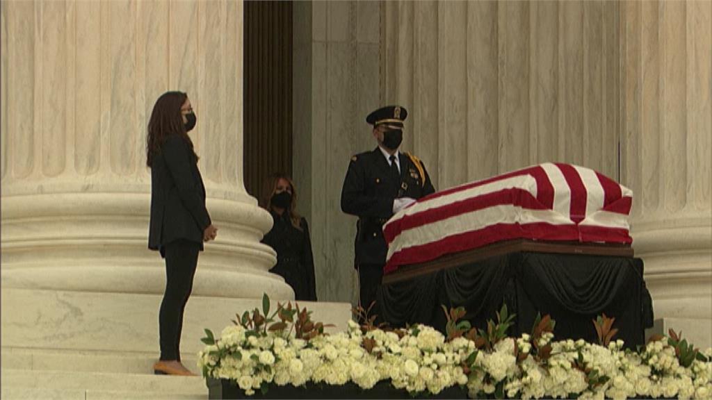 金斯伯格的靈柩被蓋上美國國旗，放在美國最高法院大樓外，供民眾瞻仰。圖：台視新聞