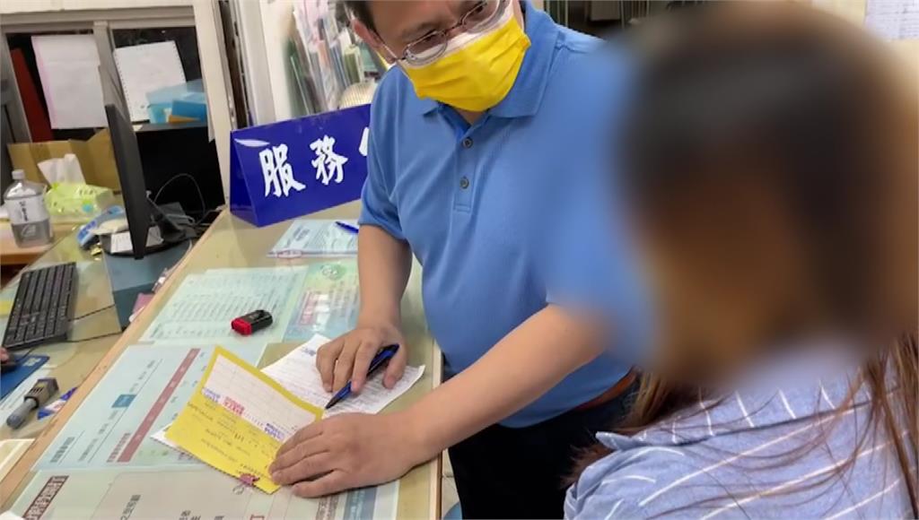 新竹縣一名逾期居留的外籍移工到衛生所施打新冠疫苗，因沒有「自首書」被警方帶回警局調查。圖／台視新聞