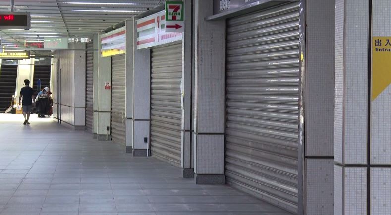 高雄捷運中央公園站店家幾乎都拉下鐵門，暫時歇業。圖／台視新聞