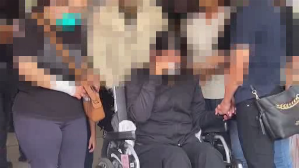 女童的媽媽坐著輪椅到送女兒最後一程。圖／台視新聞