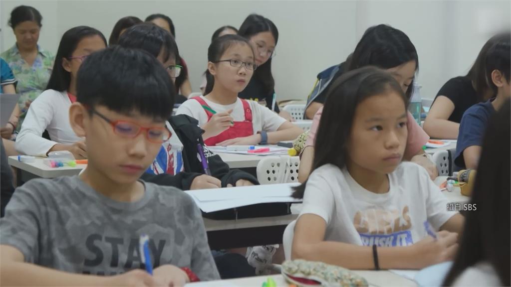 新加坡學生從小就開始不斷補習，心理壓力大。圖／畫面攝自SBS