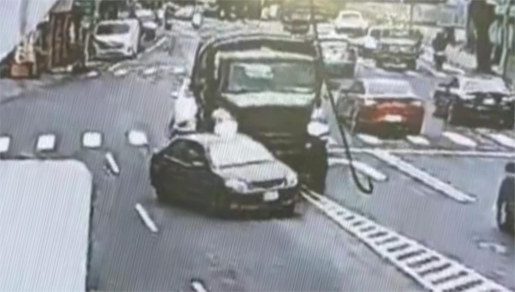 疑視線死角！軍用卡車推撞轎車 幸無人傷