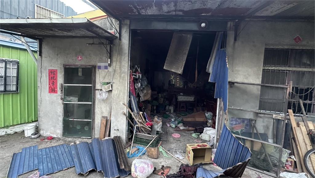 台中后里民宅傳氣爆！ 7旬男意識不清送醫、鐵捲門炸毀