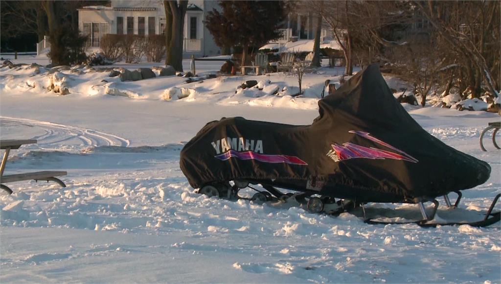民眾在結冰的湖面上騎乘雪上摩托車，不料浮冰突然斷裂，導致18人受困。圖／翻攝自AP Direct