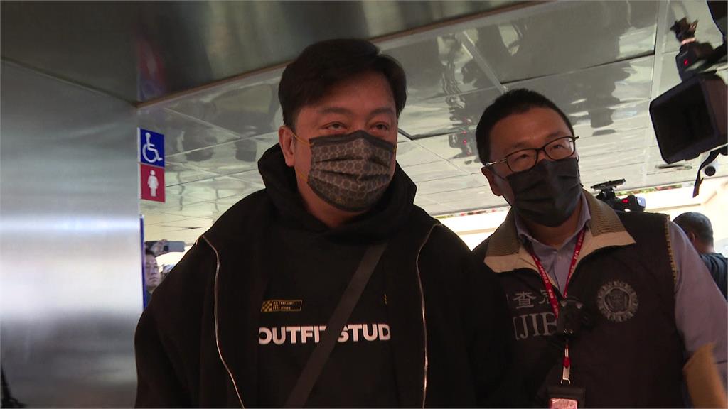 涉詐助理費遭搜索約談 李傅中武現身議會「低頭不語」