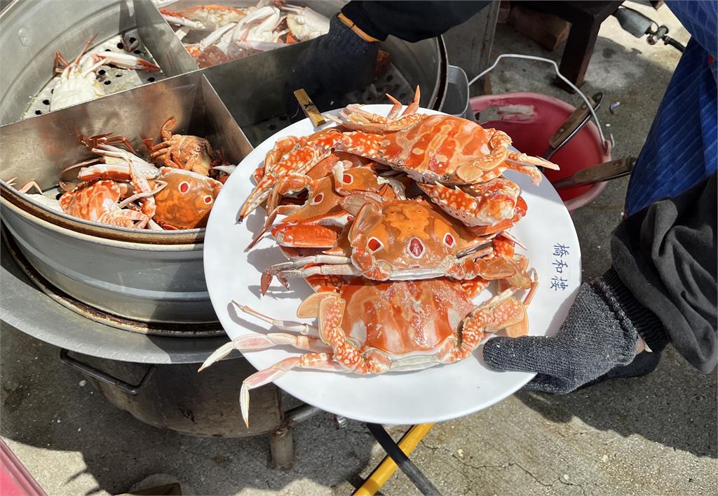 今年主題「花點石間來海邊」，邀請大家秋冬之季來萬里海邊品嘗萬里蟹。圖／新北市政府提供