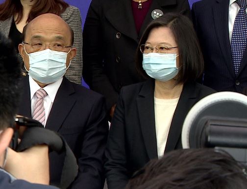 蔡英文（右起）與蘇貞昌兩人今上午出席台灣戰疫全紀錄紀錄片首映會，駁斥兩人不和的傳言。圖：台視新聞