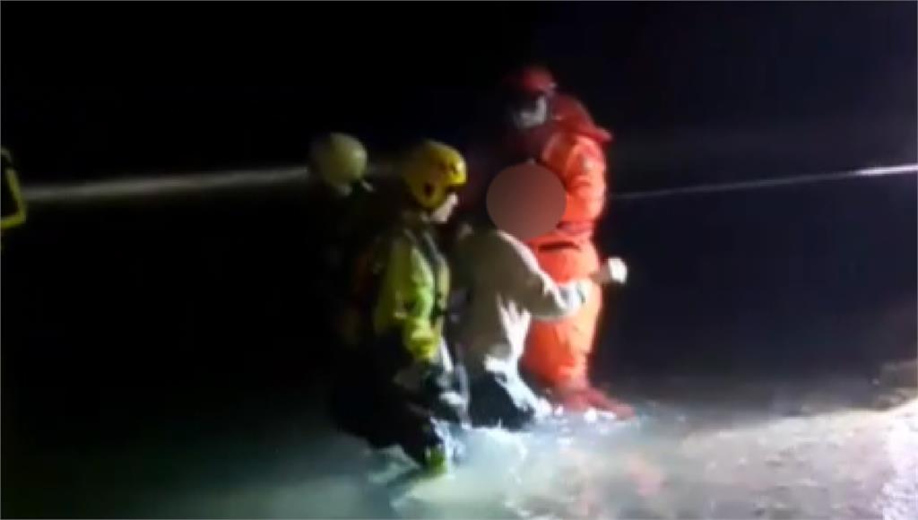 消防員協助救援女大生上岸。圖／台視新聞