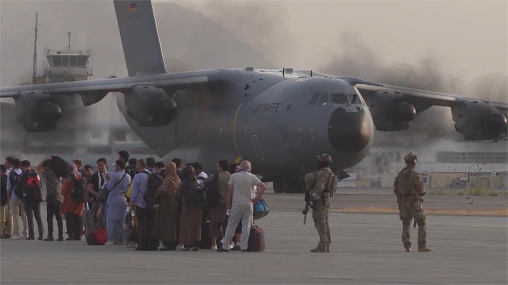 美國稱阿富汗喀布爾機場閘門外有潛在安全威脅，建議美國公民避免前往。圖／翻攝自AP Direct