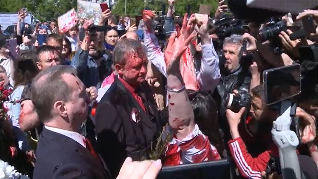 俄駐波蘭大使勝利日獻花悼念烈士，遭示威者「潑紅漆」。圖／翻攝自AP Direct