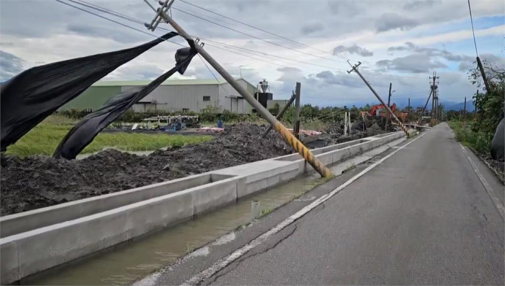 薔琵整晚風雨交加 宜蘭五結「整排電杆」東倒西歪