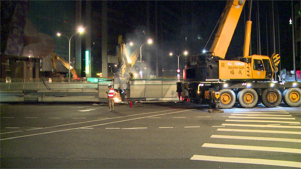 17日凌晨拆除世貿陸橋位在基隆路和信義路口的主樑。圖／台視新聞