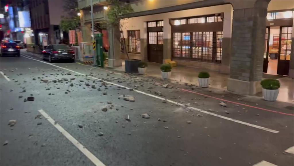 台南林百貨外牆剝落砸中路邊停車。圖／台視新聞