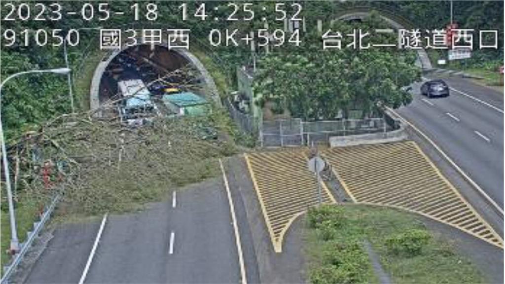 台北二隧道出口大樹倒塌橫躺在車道上。圖／翻攝自Facebook@國道公路警察局