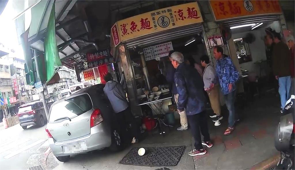 北市信義區汽車暴衝開上人行道！ 撞知名鯊魚麵店釀2傷