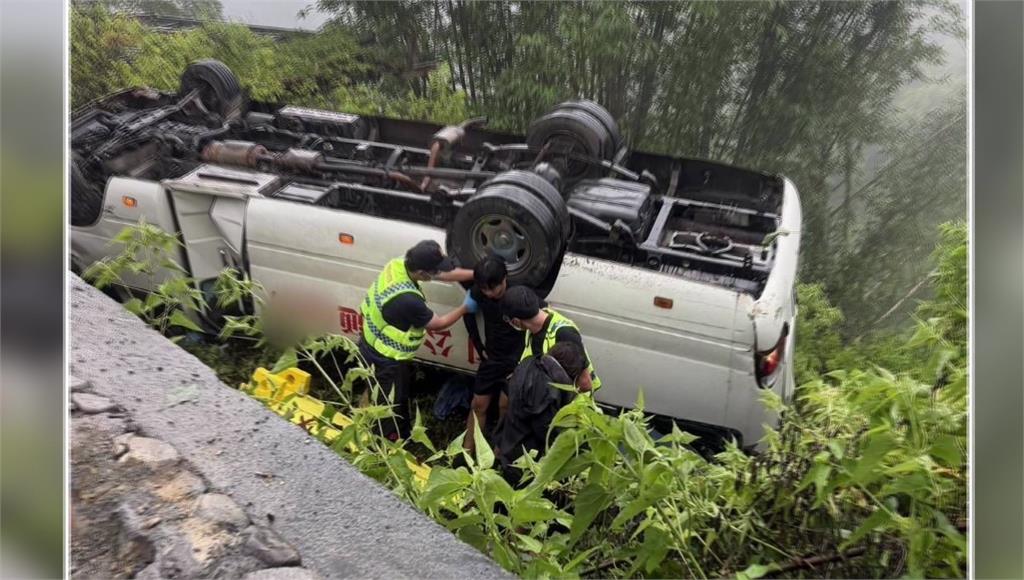 疑天雨路滑 載菲遊客中巴墜落谷釀16傷