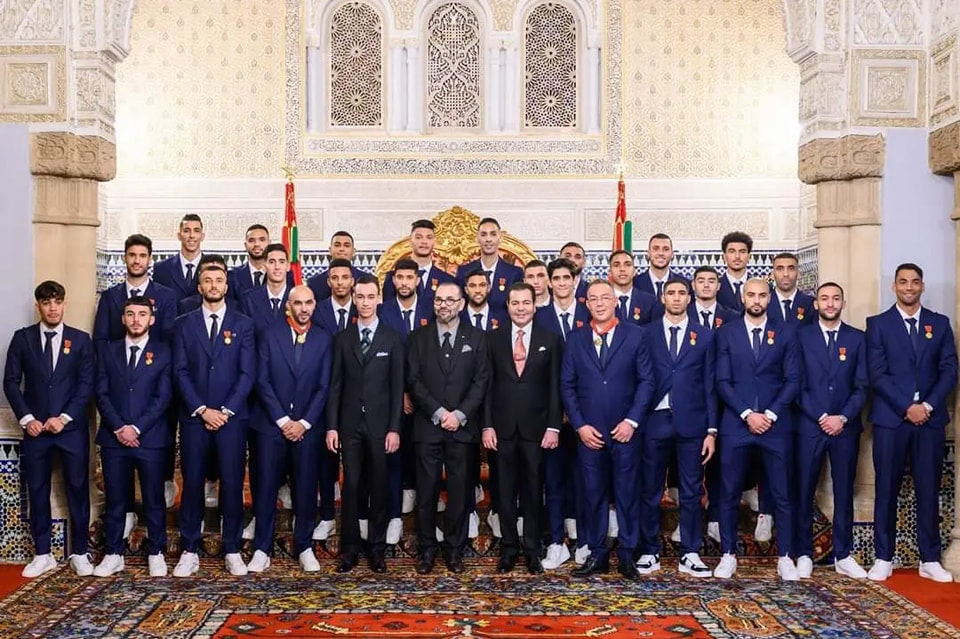 摩洛哥國王穆罕默德六世（中）接待國家隊並合照留念。圖／翻攝自Facebook@Fédération Royale Marocaine de Football