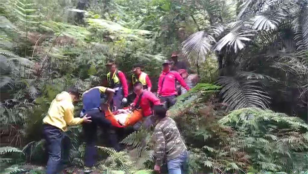 搜救人員協助救援登山者下山。圖／台視新聞（資料照）
