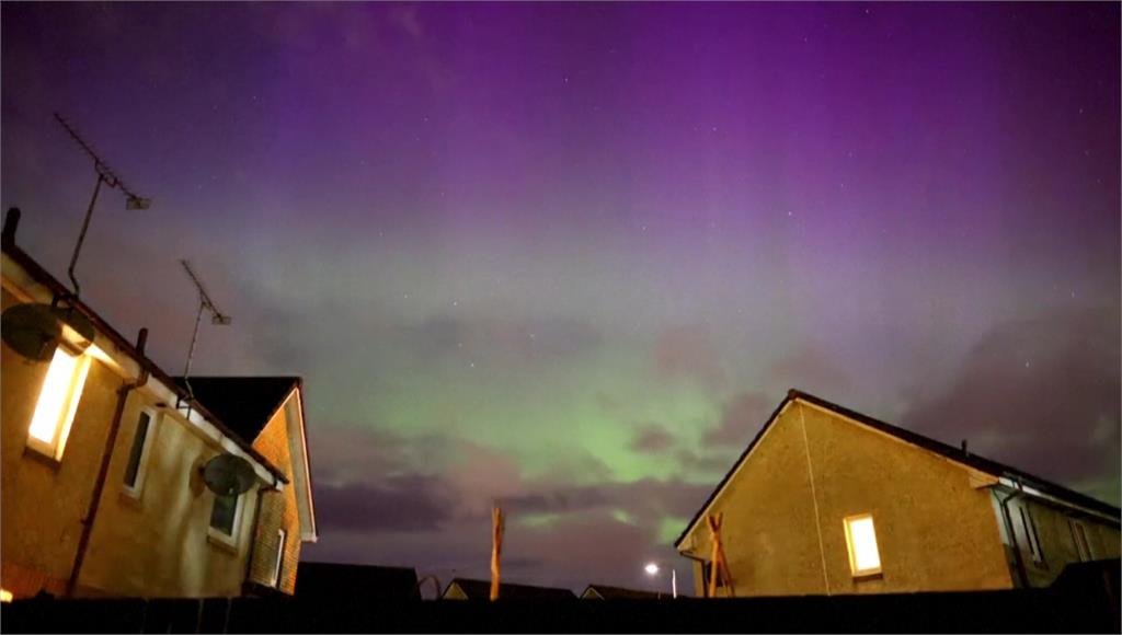 英國蘇格蘭天空罕見出現綠色、紫色極光。圖／美聯社