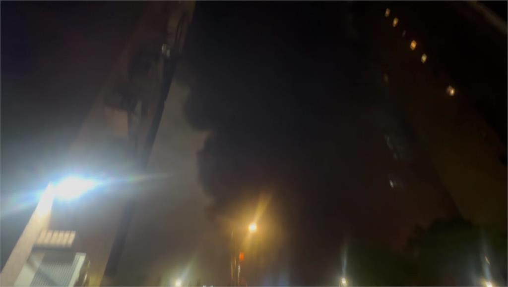 北市松山某建案工地冒火警！濃煙竄天飄惡臭