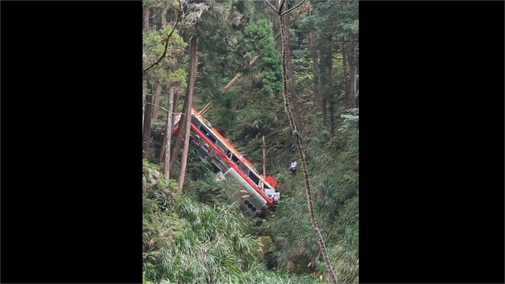 杉林溪園區驚傳遊覽車墜谷!連人帶車摔落3、40公尺邊坡 至少釀9傷