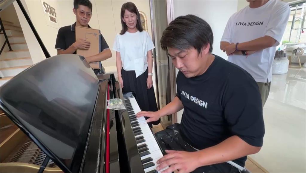 油漆師傅彈琴破百萬觀看！苦學死記全為阿嬤