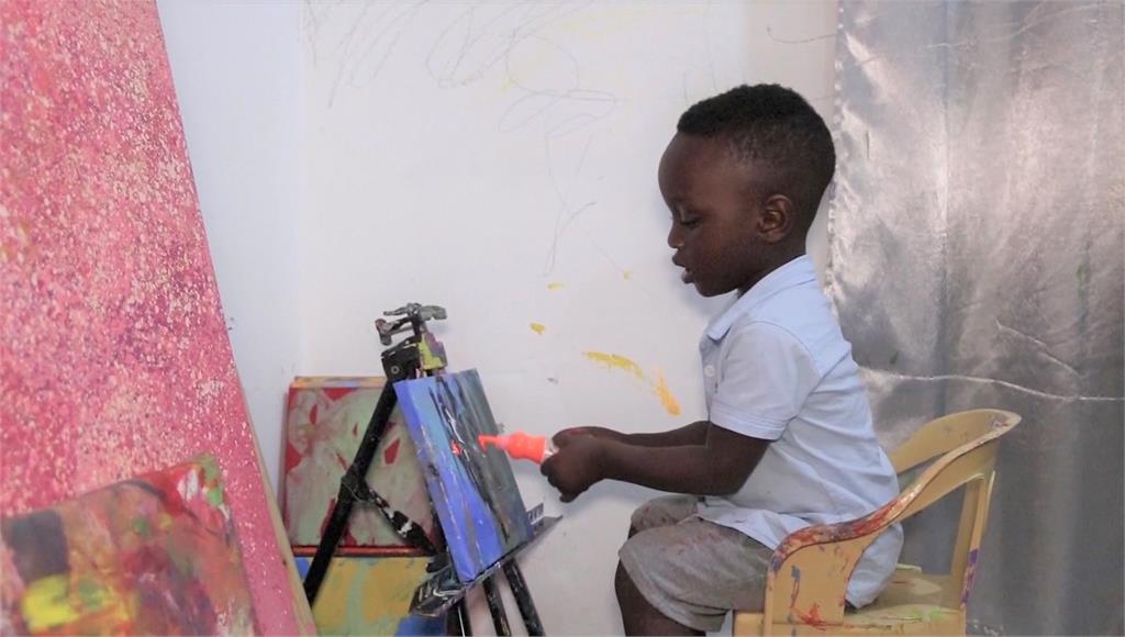 迦納1歲多男童獲金氏紀錄認證，成最年輕畫家。圖／美聯社