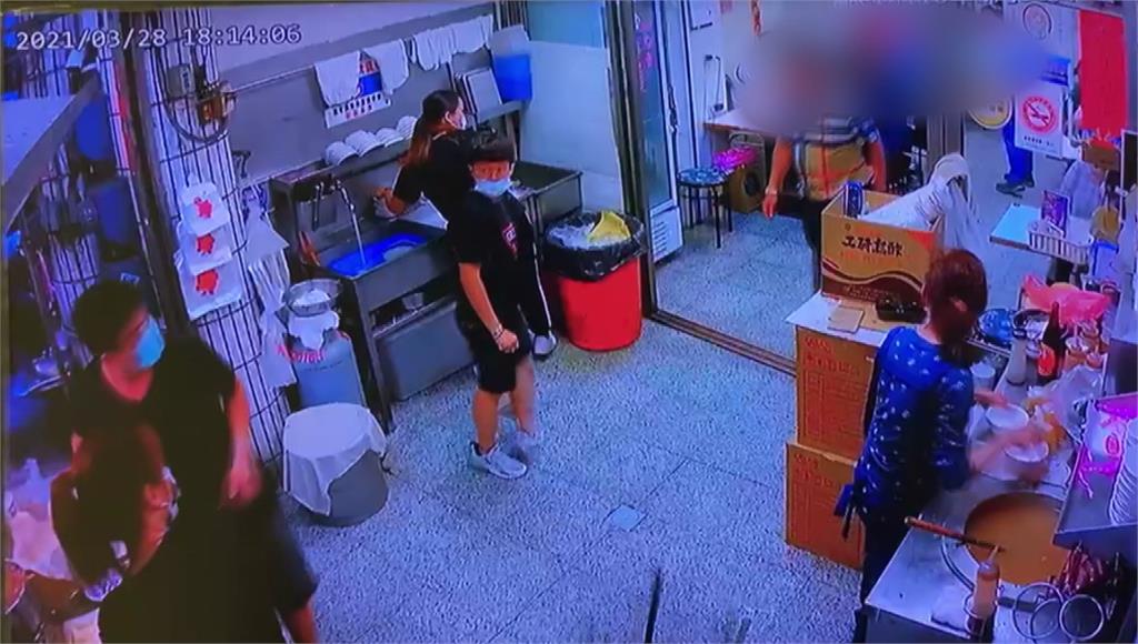 一名男客人等不到餐點，竟拿起椅子往店外砸。圖／台視新聞