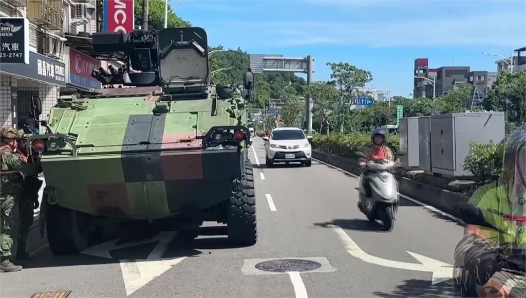 基隆中山二路上一輛雲豹裝甲車半路拋錨。圖／台視新聞