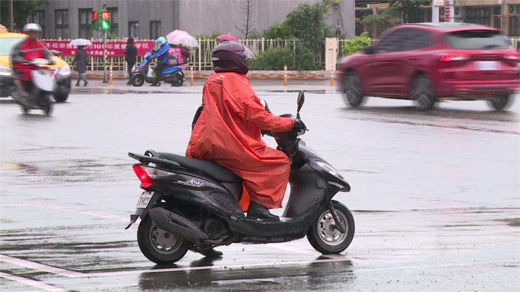 凍！機車族穿拖鞋騎車 醫：恐引心血管疾病