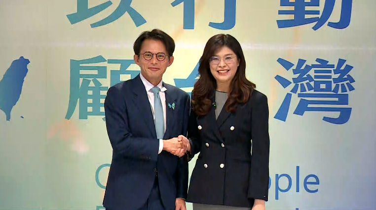 鄭麗文黃國昌會面！藍贈「共贏圓盤」 白回禮「鎢絲燈」點亮台灣