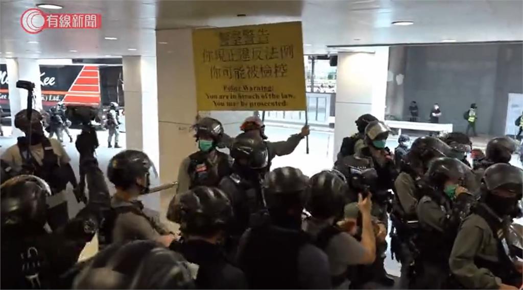 27日香港民眾號召罷工、罷市、罷課，港警部署嚴陣以待。圖：台視新聞