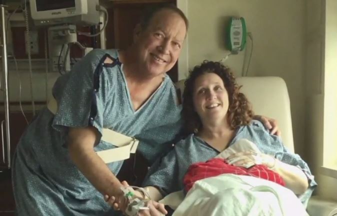 泰芮答應捐腎給格蘭傑後，兩人合影。圖：翻攝自CBS