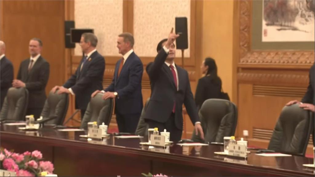 盧比歐猛看人民大會堂天花板 網友笑：是不是想把白宮裝潢成這樣