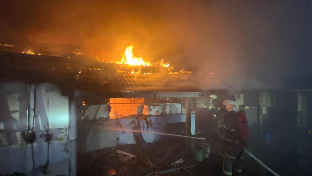 台東市巷弄裡的一處連棟平房昨晚突然起火。圖／台視新聞