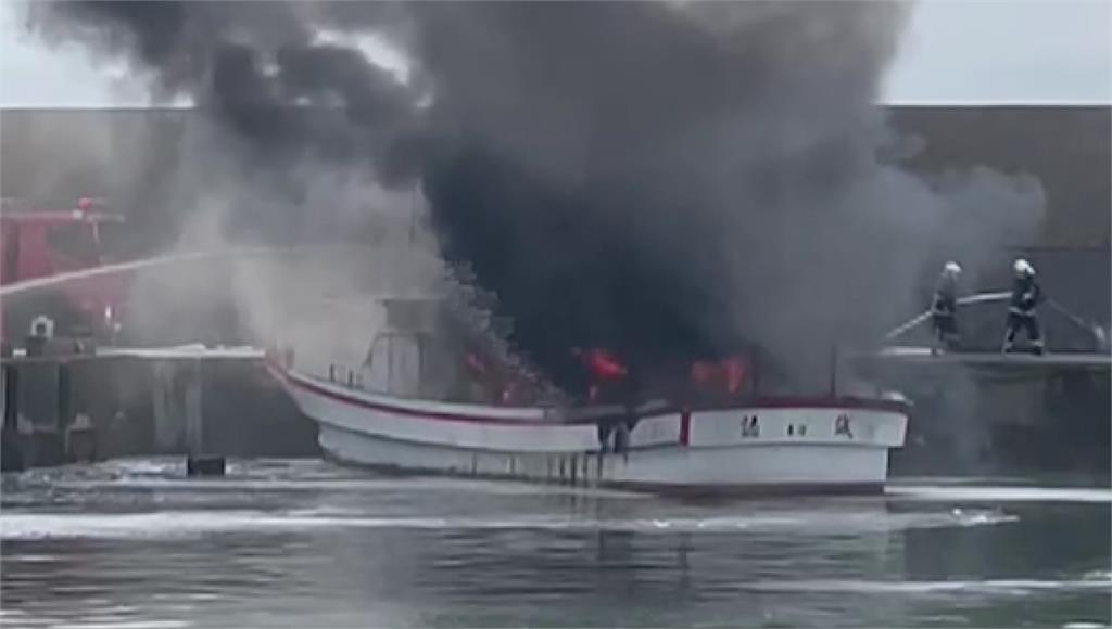 走私毒品漁船起火燃燒。圖／台視新聞