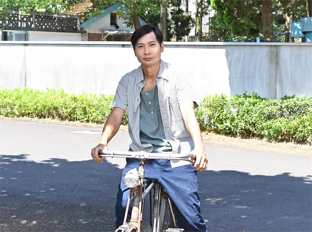 《寶島西米樂 守護》逸祥摔車後倒地傻笑 烈日躺地自嘲快全熟