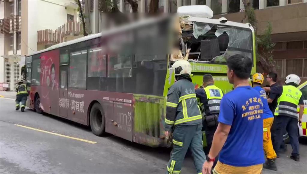 北市公車追撞車禍，肇事2司機，訊後依過失致死罪送辦。圖／台視新聞