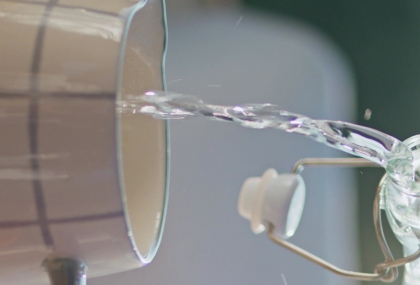 口渴的矛盾：乾燥症喝再多水還是口乾？醫揭嘴巴乾原因與正確改善方法