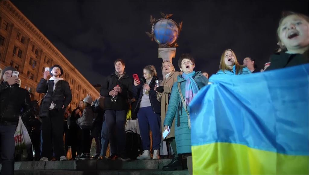 首都基輔民眾湧上街頭慶祝。圖／路透社、美聯社