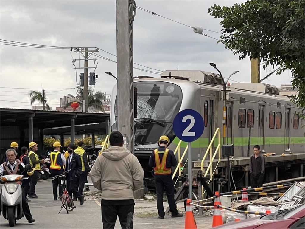 台鐵電聯車因操作不當自撞鐵桿，造成車頭嚴重毀損。圖／台視新聞