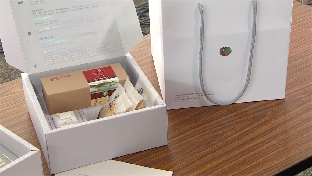 520就職禮盒由台灣新銳設計師操刀，簡約設計，內附正副總統署名卡片。圖：台視新聞