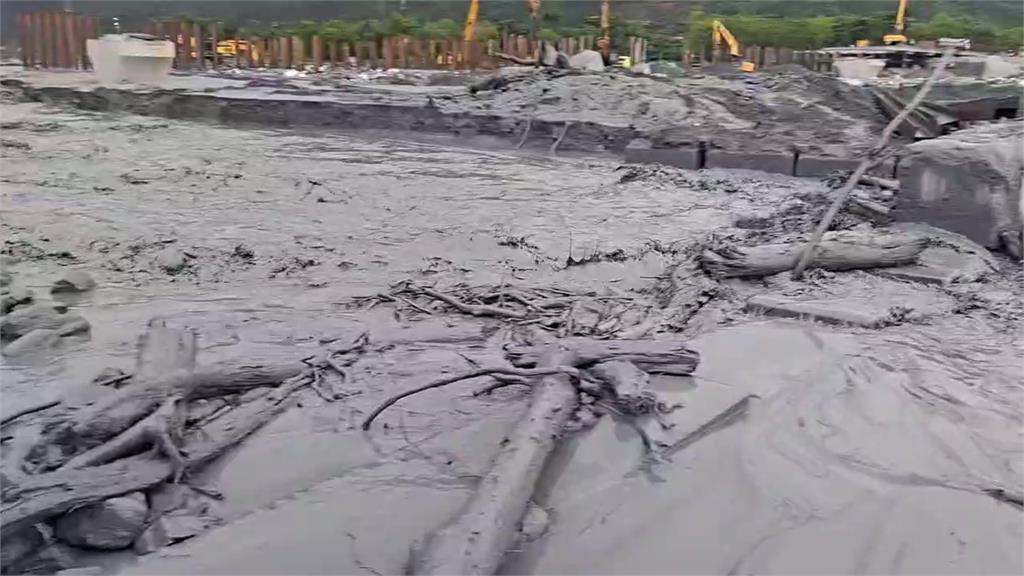 花蓮馬太鞍溪水位突暴漲 施工廠商急撤、便道搶修喊卡