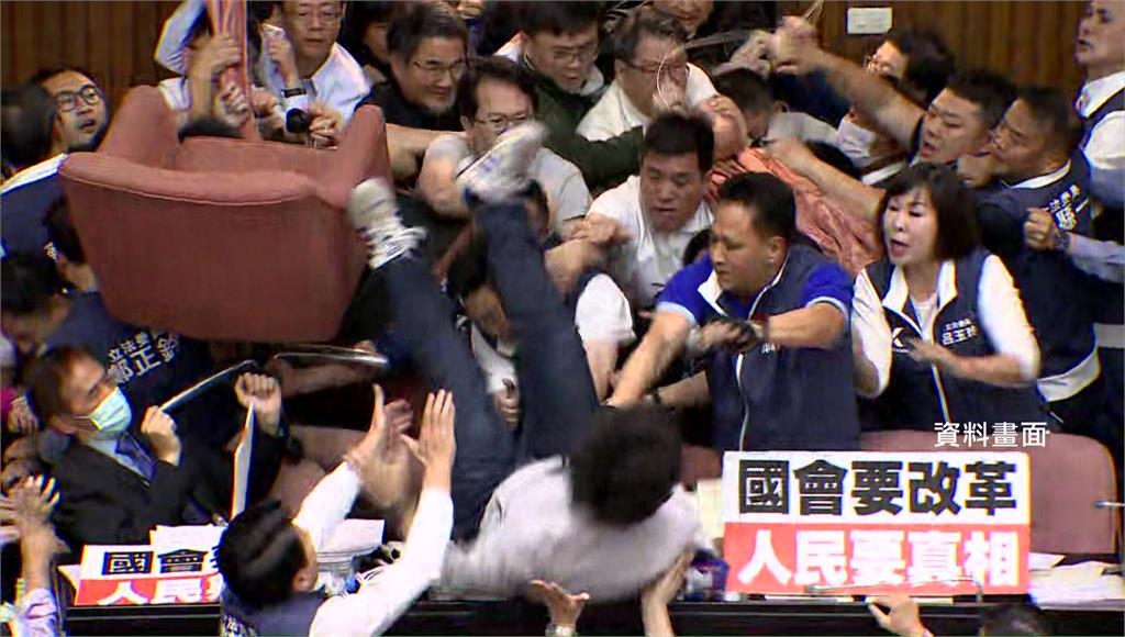 「立院大亂鬥」藍綠互告！ 北檢偵結起訴柯建銘、王鴻薇等10立委