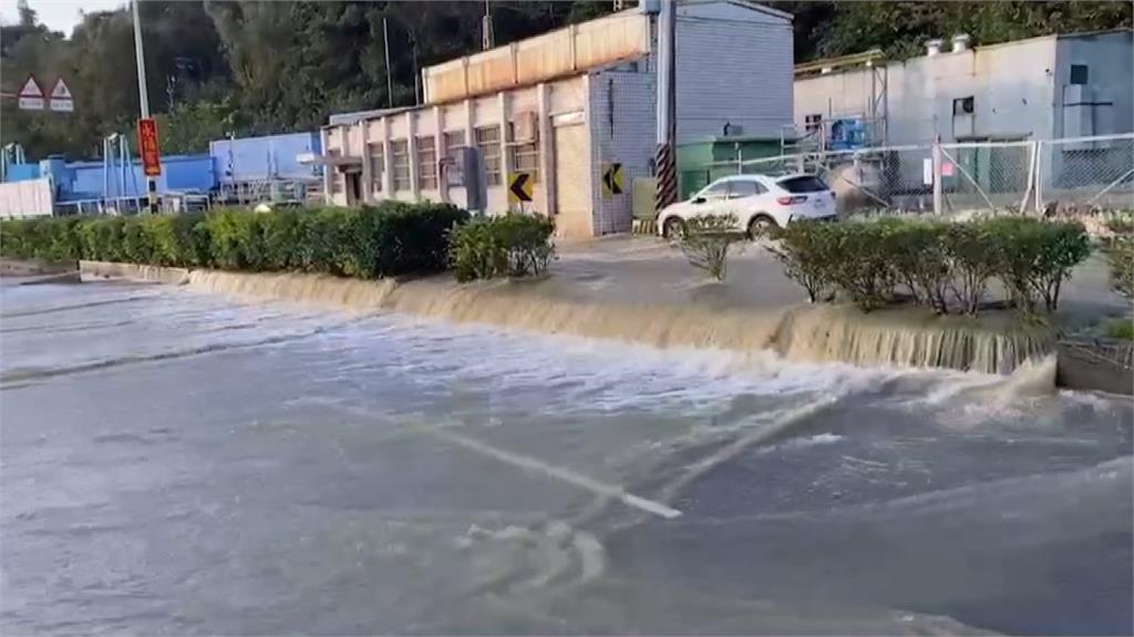 昨日桃園自來水爆管，讓街道淹成一條河。圖／台視新聞（資料畫面）