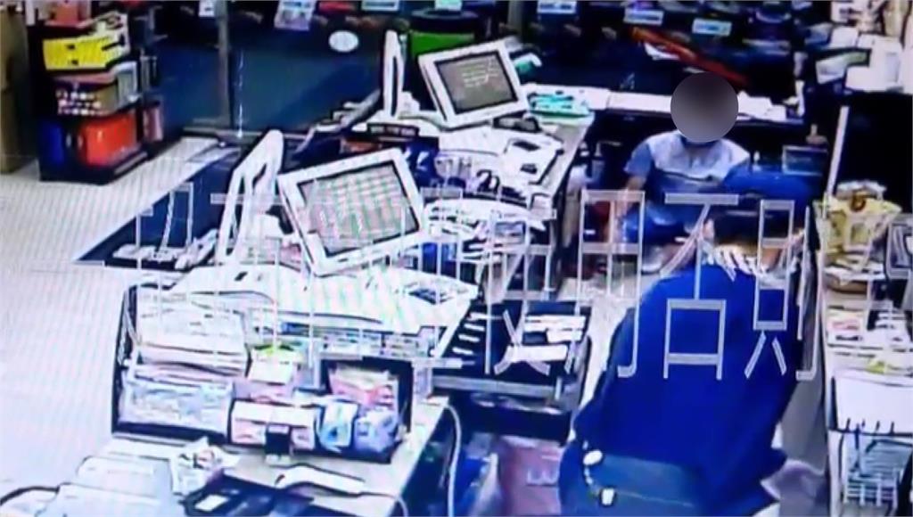 毛姓嫌犯持刀闖進超商收銀台行搶。圖：台視新聞