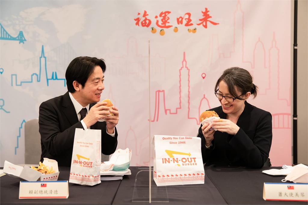 副總統賴清德在返台前，與駐美大使與蕭美琴一起享用美西名產「In-N-Out Burger」 。圖／翻攝自Facebook@chingte
