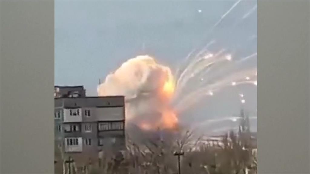 烏克蘭遭真空彈轟炸，住宅區冒出恐怖的蕈狀雲。圖／翻攝自AP Direct